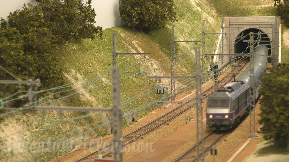 Maquete ferroviária e comboios elétricos da JOUEF em escala HO